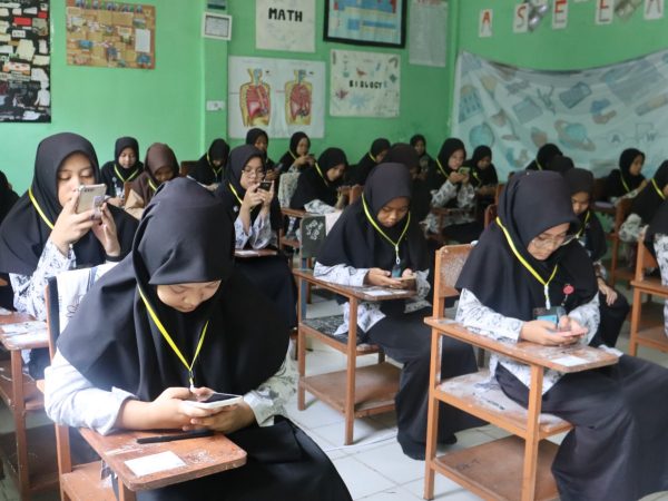 Madrasah Aliyah Gelar PAT Berbasis Internet Dengan Menggunakan Hand Phone