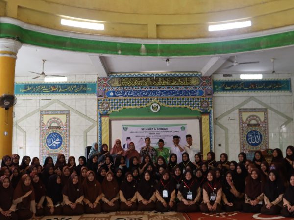 240 Santriwati Kelas XI MA Al Ittifaqiah Indralaya Laksanakan Asessment AKMI Tahun 2023